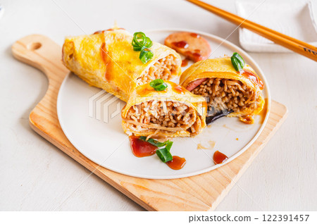Homme fried noodles 122391457