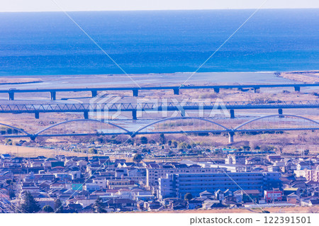 (Shizuoka Prefecture) Iron bridges over the Fuji River as seen from Mt. Iwamoto 122391501
