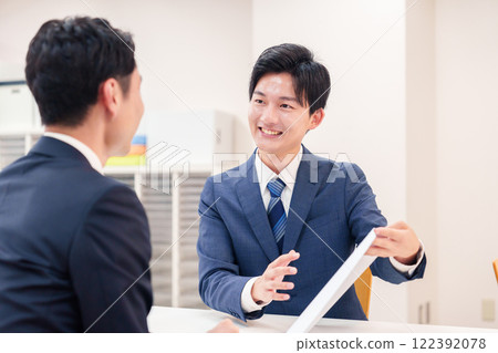 商人在櫃檯為顧客服務 商人在櫃檯為顧客服務 122392078