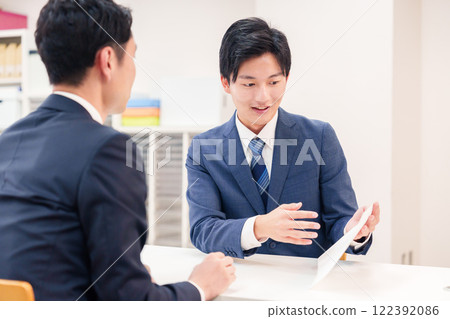 商人在櫃檯為顧客服務 商人在櫃檯為顧客服務 122392086