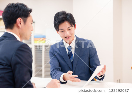 商人在櫃檯為顧客服務 商人在櫃檯為顧客服務 122392087