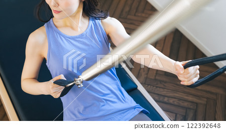 一位女士正在上機器普拉提課 122392648