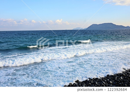 White waves crashing on Heihama Beach - Itoshima White waves crashing on Heihama Beach - Itoshima 122392684