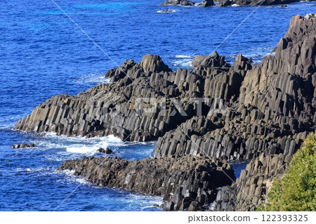 蔚藍的大海和柱狀節理礁 122393325