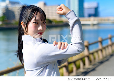 酷女人製作二頭肌、握拳、飲食、散步、鍛煉 122393348