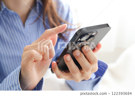 Woman using a smartphone 122393684