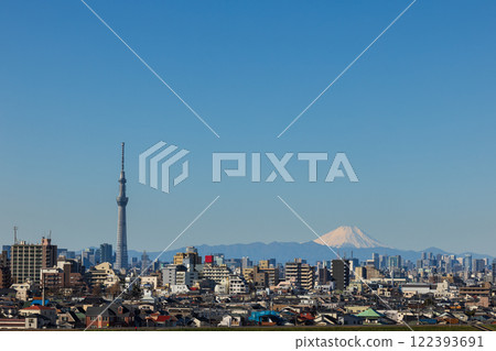 Skytree towering against the blue sky and Mount Fuji standing in the distance 122393691
