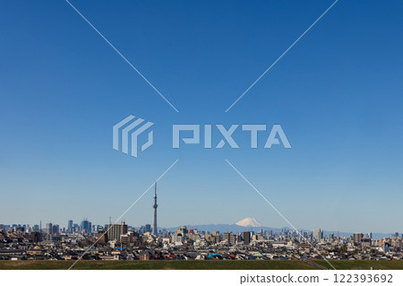 高聳的晴空塔映襯著藍天和遠處的富士山 122393692