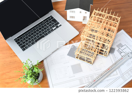 建築模型、筆記型電腦和建築圖的圖像 122393862