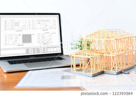建築模型、筆記型電腦和建築圖的圖像 122393864