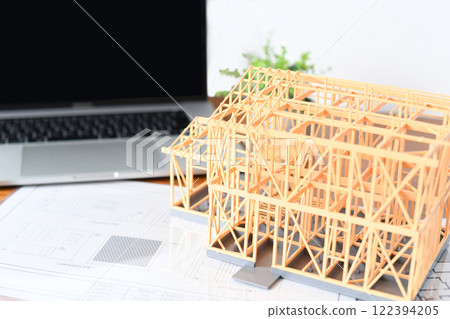 建築模型、筆記型電腦和建築圖的圖像 122394205