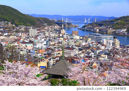 [廣島縣]櫻花盛開的天寧寺（三層寶塔）和尾道的街道 122394969