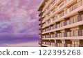 沐浴在夕陽下的公寓 122395268