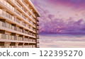 沐浴在夕陽下的公寓 122395270