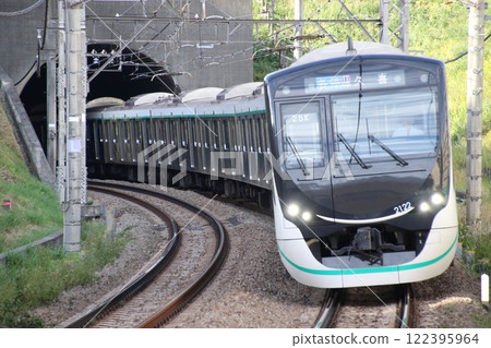 Tokyu 2020 series train on the Denentoshi Line 122395964