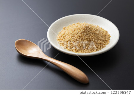 黑色背景上的甜菜糖 122396547