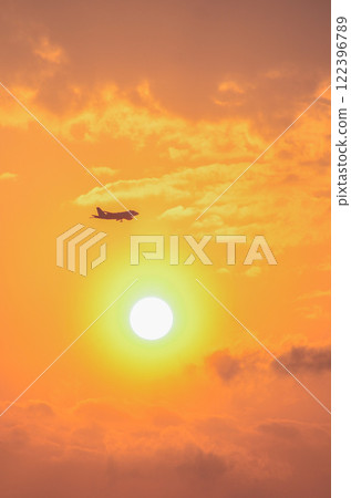 飛機飛行與夕陽重疊 飛機飛行與夕陽重疊 122396789