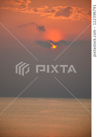 Sun hidden behind clouds, evening beach Sun hidden behind clouds, evening beach 122396791