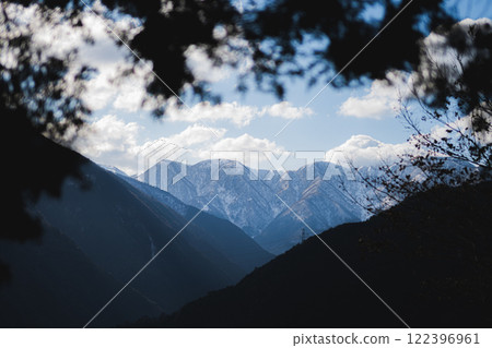 冬天的雪山被白雪覆蓋 122396961