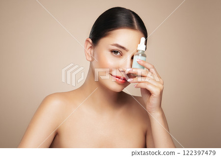 Woman holding a cosmetic jar of oil serum 122397479