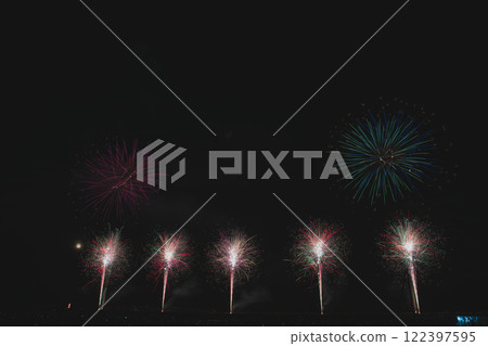 Fireworks burst into the night sky at the Yaizu Marine Fireworks Festival held at Yaizu Fishing Port in Yaizu City (Shizuoka Prefecture) 122397595