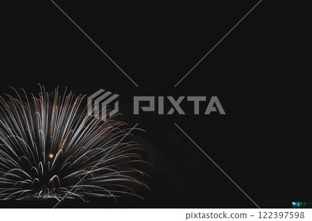 Fireworks burst into the night sky at the Yaizu Marine Fireworks Festival held at Yaizu Fishing Port in Yaizu City (Shizuoka Prefecture) Fireworks burst into the night sky at the Yaizu Marine Fireworks Festival held at Yaizu Fishing Port in Yaizu City (Shizuoka Prefecture) 122397598