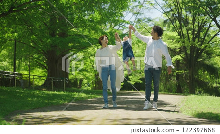 一家人手牽手在公園散步 122397668