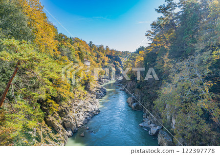 飯田市的天龍川風景和紅葉已開始的天龍峽風景區（長野縣） 122397778