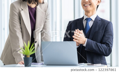 兩個商人,一男一女,愉快地交談 兩個商人,一男一女,愉快地交談 122397861