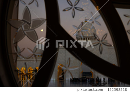 Fresh perspective of the Grand Mosque in Abu Dhabi 122398218