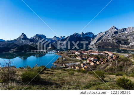 Mountain Lake Town 122398281