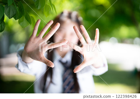 年輕女子張開雙臂 122398426