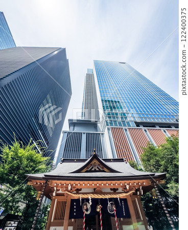 Fukutoku Shrine with view of skyscrapers in business center, Tokyo, Japan 122400375