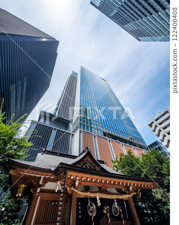 Fukutoku Shrine with view of skyscrapers in business center, Tokyo, Japan 122400408
