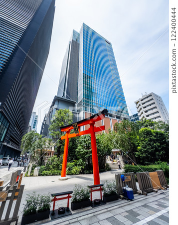 Fukutoku Shrine with view of skyscrapers in business center, Tokyo, Japan 122400444