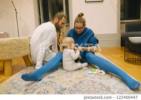 Creating Lasting Family Bonding Moments at Home with Your Adorable Baby and Toddler 122400447