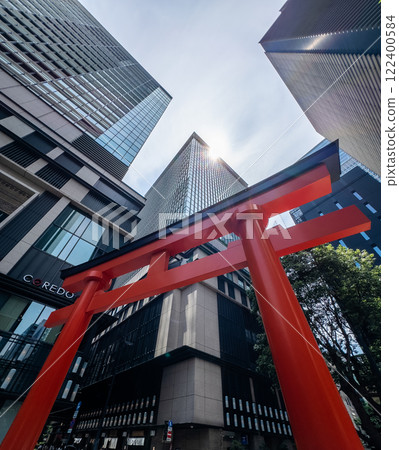 Fukutoku Shrine with view of skyscrapers in business center, Tokyo, Japan 122400584