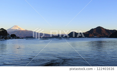 從沼津市西浦隔海遠眺冬天的雪山富士山 122401616