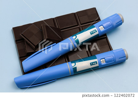 Insulin injection pen and dark chocolate for diabetics and weight loss. 122402072