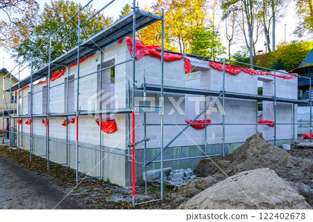 Construction of a new modern residential house from aerated concrete blocks on concrete foundations 122402678