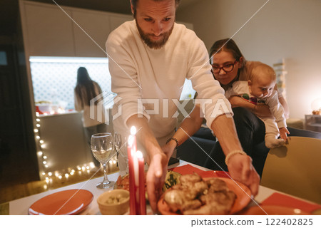 Join us for a joyful family dinner that captures the warmth of the holiday spirit 122402825