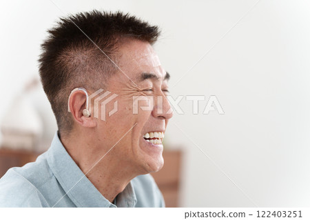 戴著助聽器的老人 122403251