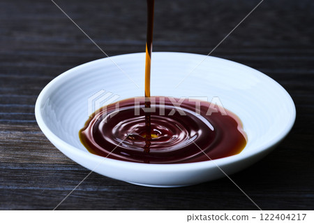 將醬油倒入小盤子中 122404217