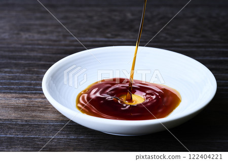 將醬油倒入小盤子中 122404221