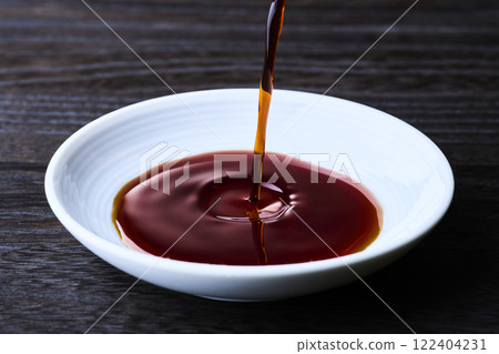 將醬油倒入小盤子中 122404231