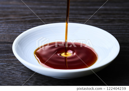將醬油倒入小盤子中 122404239