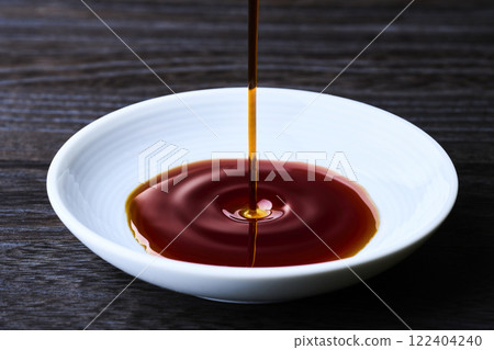 將醬油倒入小盤子中 122404240