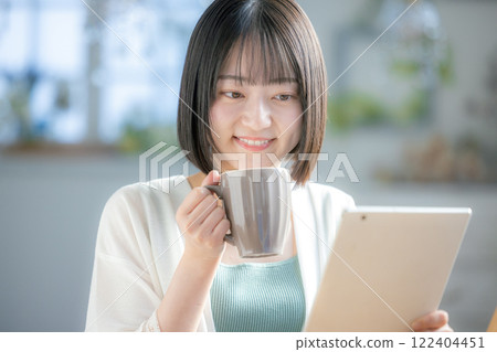 A woman who operates a tablet 122404451