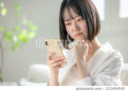 觀看智能手機的婦女 122404545