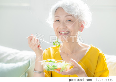 吃沙拉的資深婦女 122404550